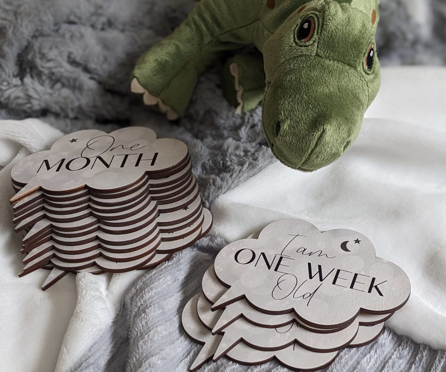 Baby Milestones discs, newborn photo props, wooden gender-neutral design, cloud shaped
