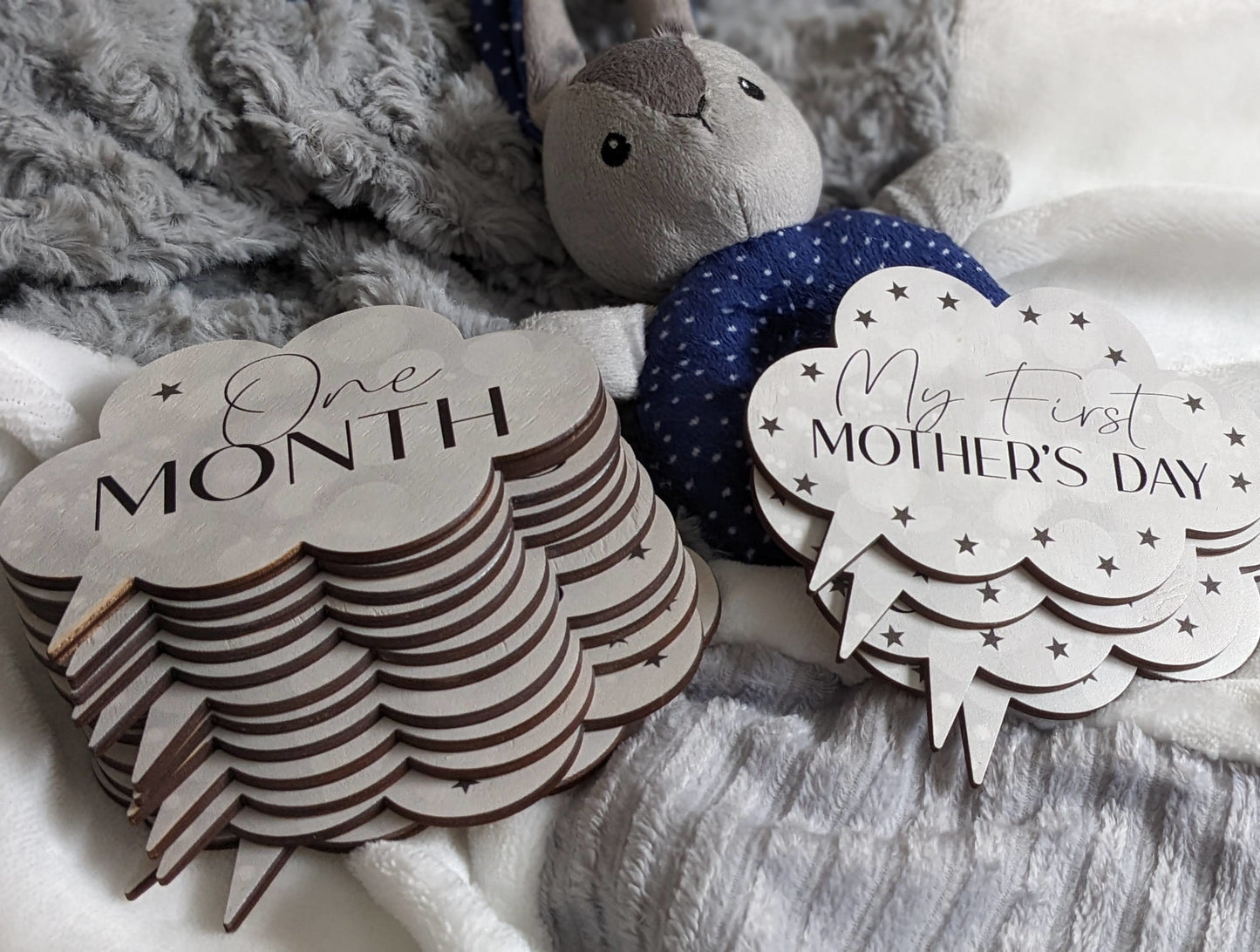 Baby Milestones discs, newborn photo props, wooden gender-neutral design, cloud shaped