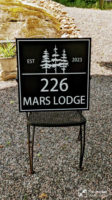 Large Personalized Cottage Sign with Trees – Custom Outdoor Composite Sign | Weatherproof Muskoka Cabin & Lakehouse Decor